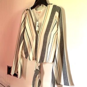 NWT GB-Gianni Bini Cropped top with Bell sleeves.